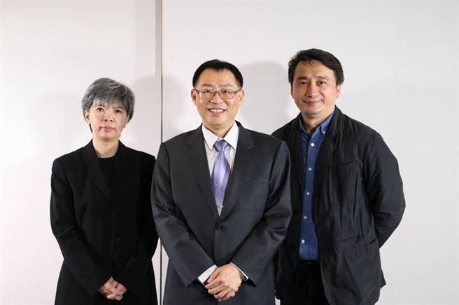 醒吾科大校长陈义文(中)与商业设计系指导老师翁永圳(右)及黄国玲老师，相偕出席金犊奖颁奖典礼，对学生优异表现与有荣焉。(醒吾科大提供)