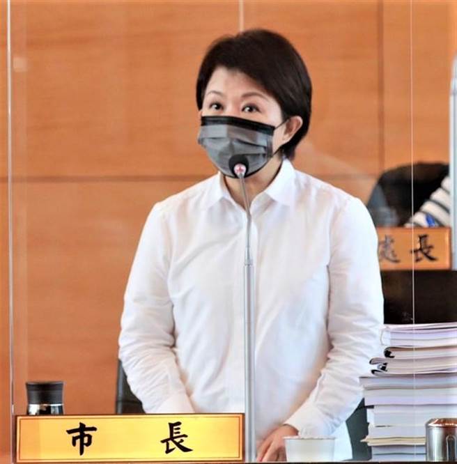 台中市长卢秀燕10日在市议会答询时，向议员允诺，丰原国运中心将在明年1月10日动工。（卢金足摄）