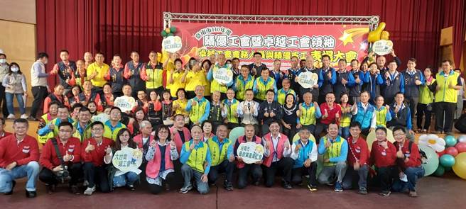 台南市勞工局10日舉行績優工會暨卓越工會領袖、會務人員與績優志工表揚活動。（台南市勞工局提供／劉秀芬台南傳真）