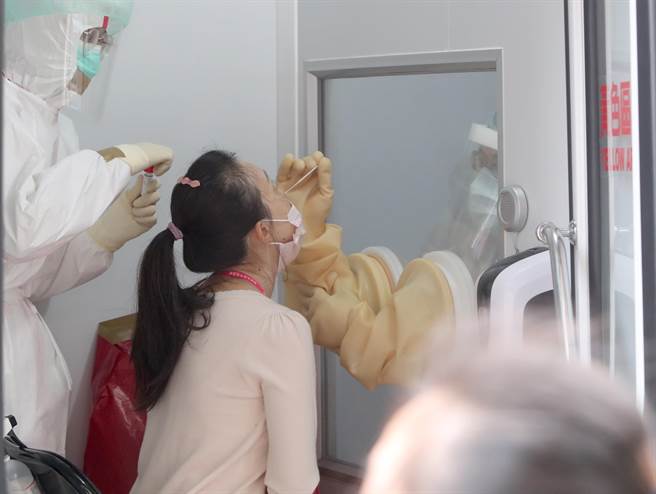 发生本土感染新冠肺炎病例的基因体研究中心所在的中研院区内，10日开进行动筛检专车，对当地民眾进行筛检。(郑任南摄）