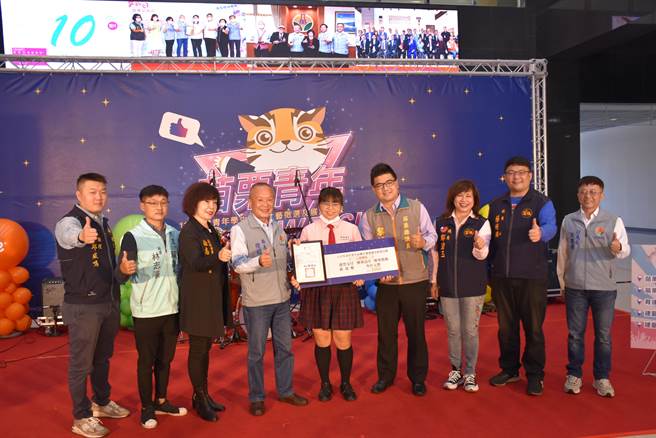 苗栗县长徐耀昌颁奖给入选的头份兴华高中热舞社。（谢明俊摄）