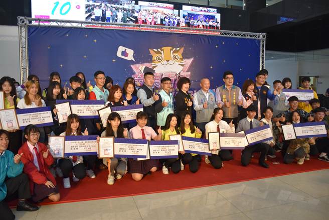 苗栗县长徐耀昌10日颁奖表扬入选的12支学校队伍。（谢明俊摄）