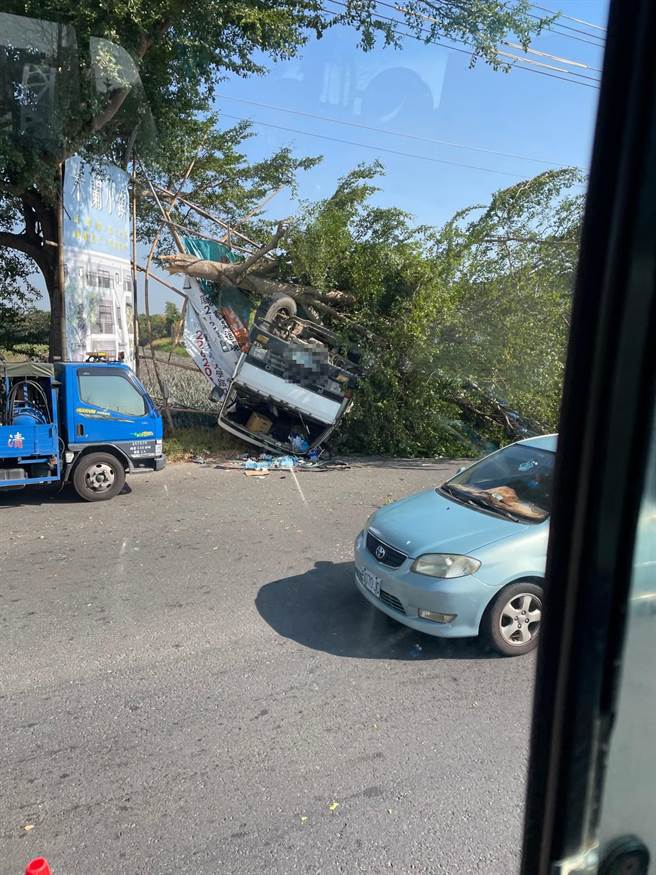 混凝土车为闪避违规迴转的货车而失控自撞翻覆。（读者提供／张亦惠嘉县传真）