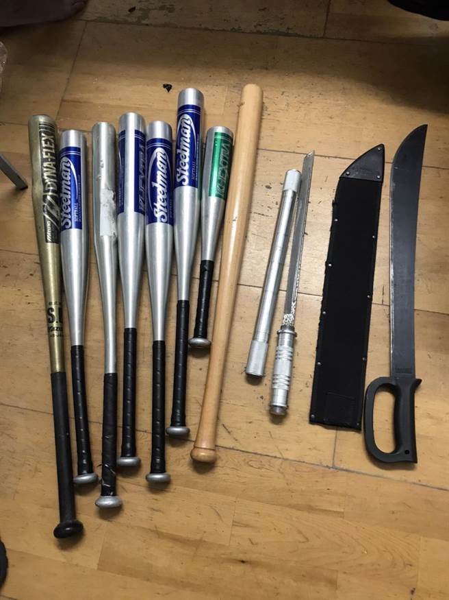 警方查扣大批刀械棍棒。（警方提供）