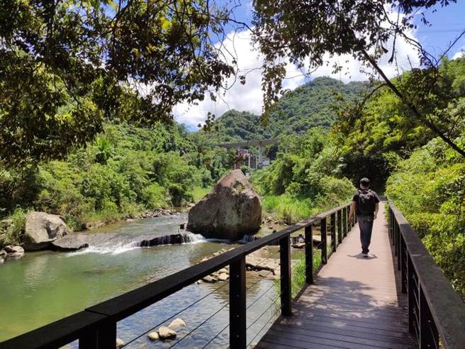 淡兰古道石碇段一路平缓，非常适合亲子、老少走春健行。（新北市观旅局提供）