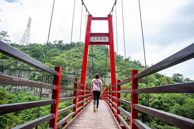 走上淡兰吊桥沿途可欣赏群山美景。（新北市观旅局提供）