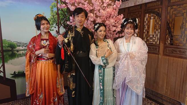 土城正统鹿耳门圣母庙打造宫廷风摄影棚，台南市文化局长叶泽山穿起侠客古装，与打扮成古代美女的民眾一起合影。（程炳璋摄）