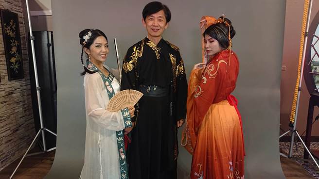 台南市文化局长打扮成古代侠客，与打扮成古代美女的民眾合影。（程炳璋摄）