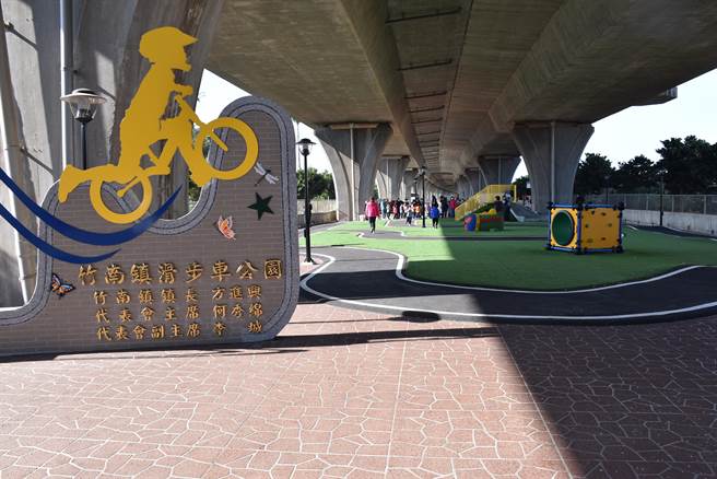 竹南鎮公所爭取利用國道3號高架橋下閒置空間，並改善兩側平面道路以利民眾往來。（謝明俊攝）