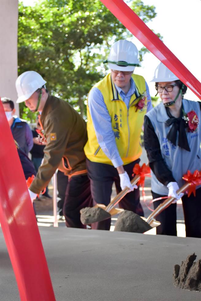 竹南鎮公所打通拓寬改善國道3號高架橋下平面道路，10日由苗栗縣副縣長鄧桂菊、竹南鎮長方進興等舉行動工典禮。（竹南鎮公所提供／謝明俊苗栗傳真）