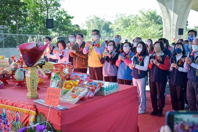 竹南鎮公所打通拓寬改善國道3號高架橋下平面道路，10日由苗栗縣副縣長鄧桂菊、竹南鎮長方進興等舉行動工典禮。（竹南鎮公所提供／謝明俊苗栗傳真）