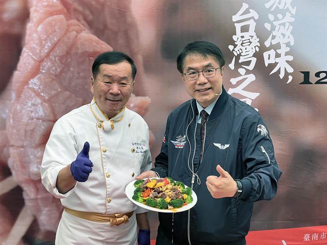 台南市長黃偉哲與人氣名廚「古錐師」郭主義大秀牛肉創意料理。（洪榮志攝）