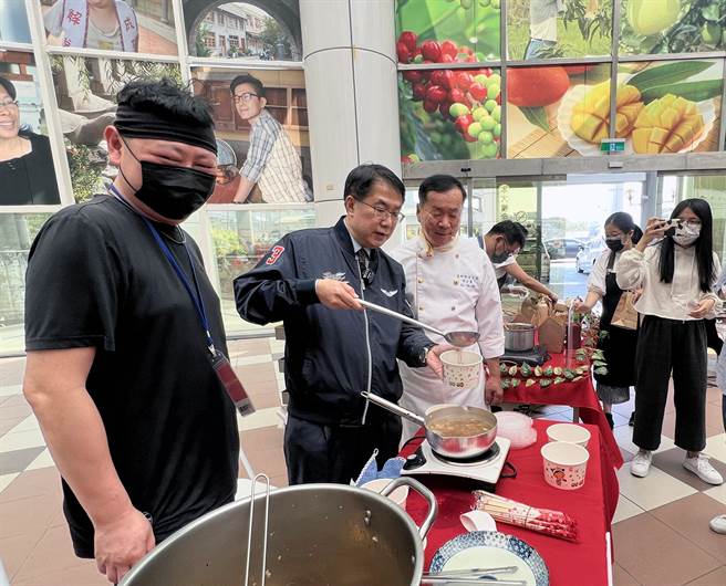 台南市長黃偉哲在知名的阿棠牛肉湯攤位煮牛肉湯。（洪榮志攝）
