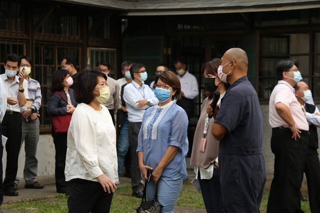 嘉义市长黄敏惠（左）勘察台湾设计展场之一嘉义旧监的布展进度。（廖素慧摄）