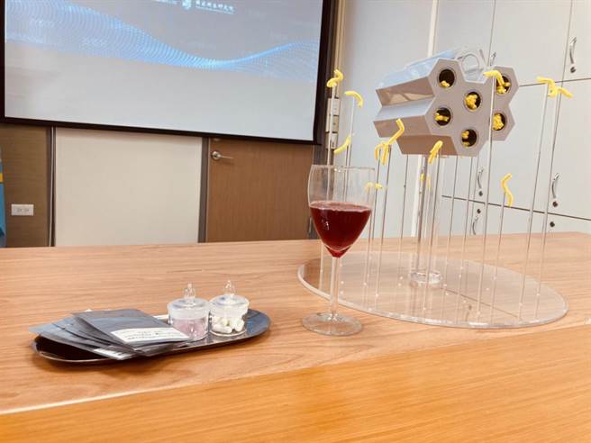 國家衛生研究院以多年研究中孔洞奈米材料在藥物傳輸上應用的優勢，開發出最佳的吸附並膠固化油脂之奈米材料，搭配抗肥胖藥物使用，能有效緩解目前以切油抑油減肥藥物的副作用。（國衛院提供）