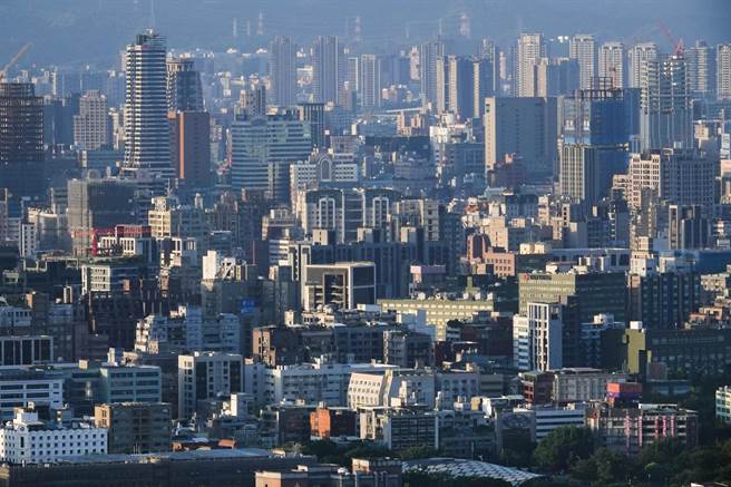 内政部昨（9）日宣布，打算祭出五项新铁腕措施，对违法炒作预售屋者要处3年徒刑或併科5000万元高额罚款的作法。图为房地产景观。（示意图，黄子明摄）