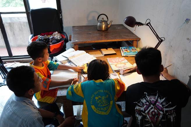 KEA與世界展望會共同發起「IKEA點亮偏鄉希望」計畫，藉由協助家戶汰換耗能設備、改善居家空間。（IKEA提供／林良齊台北傳真）