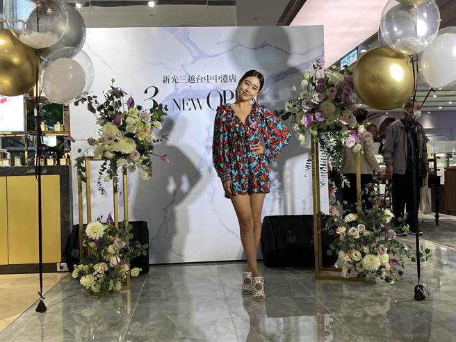 新光三越台中中港店三樓以「輕奢大店、趨勢時裝、潮感生活」三大概念進行改裝、全新開幕，更請來時尚網紅唐葳開箱帶逛。（馮惠宜攝）