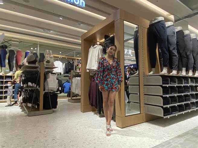 新光三越台中中港店三樓改裝、全新開幕，特別引進近年火紅的運動服世界的超級精品Lululemon，從從明星到時尚部落客都是愛用者，不僅穿著舒適的同時，也象徵著高品質的生活方式。（馮惠宜攝）