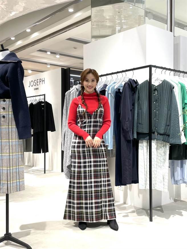 Sandy穿Alice + Olivia甜美有型，今在新光三越台中中港店4楼「新奢时尚圣地」担任开幕嘉宾，负责开箱带逛。（郭家崴摄）