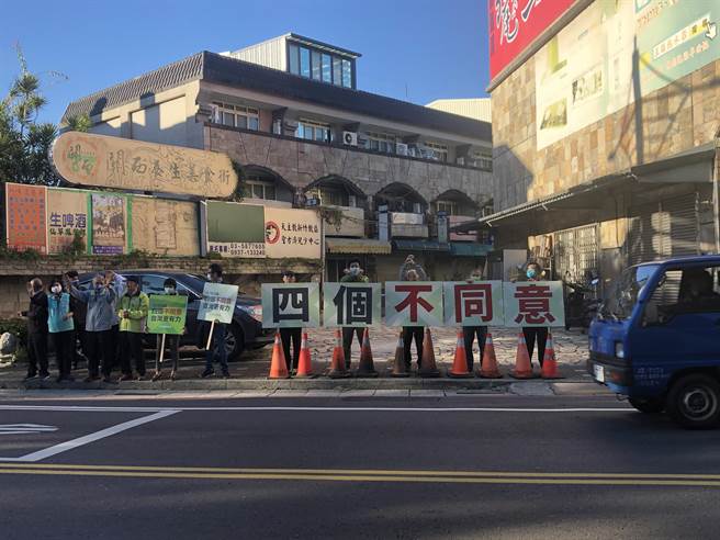民進黨客家部10日在新竹縣關西鎮的街頭、市場，宣講公投議題，期望催出不同意票。（翻攝照片）