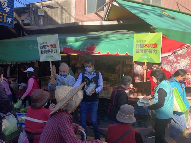 民進黨客家部10日在新竹縣關西鎮的街頭、市場，宣講公投議題，期望催出不同意票。（翻攝照片）