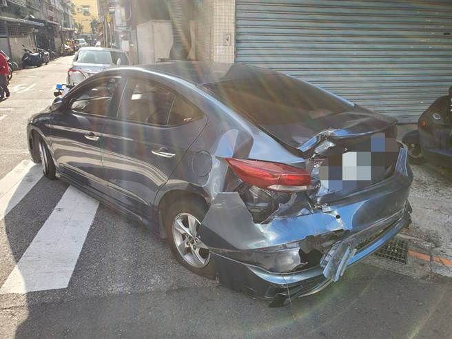 士林警方下午2时准备盘查1辆自小客车时，对方突然加速逃逸，员警朝轮胎连开9枪试图拦阻，但该车仍加速往北投方向逃逸，目前仍在追捕中。（警方提供）