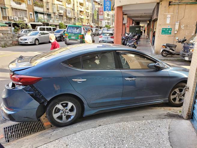 士林警方下午2时准备盘查1辆自小客车时，对方突然加速逃逸，员警朝轮胎连开9枪试图拦阻，但该车仍加速往北投方向逃逸，目前仍在追捕中。（警方提供）