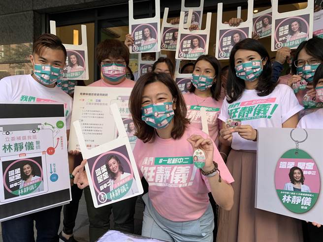 民進黨台中二選區立委補選候選人林靜儀，推出第二波競選小物，盼透過小物幫忙宣傳、催票。（林欣儀攝）