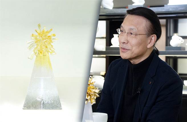 第42届时报文学奖颁奖典礼11日举行，本届奖座沿用雕塑大师朱铭的设计，由「琉园」王侠军(图右）琉璃脱蜡烧制。图左为本届奖座。（时报文学奖执行小组提供）