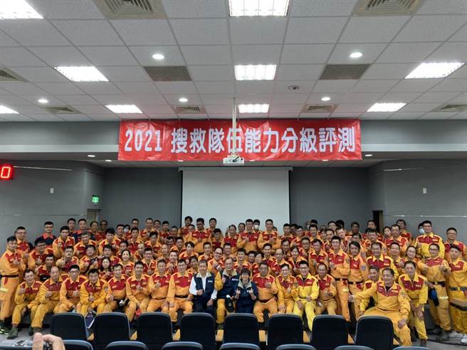 新北市消防局快搜部队通过评核，成为国家认证重级搜救队伍。（新北市消防局提供）