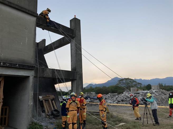 新北市消防局快搜部队通过评核，成为国家认证重级搜救队伍。（新北市消防局提供）