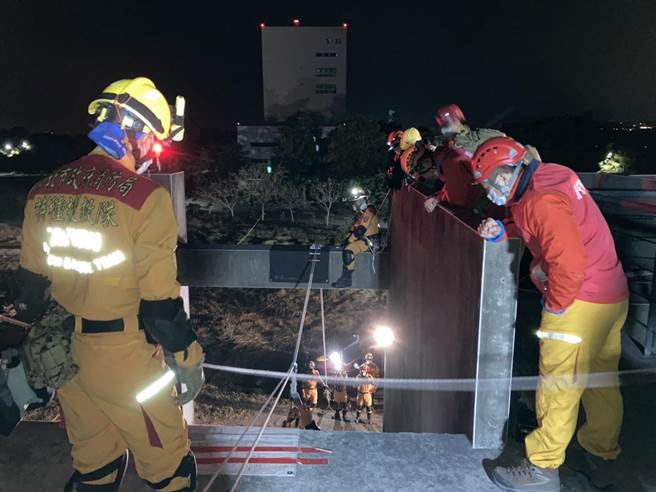 新北市消防局快搜部队通过评核，成为国家认证重级搜救队伍。（新北市消防局提供）