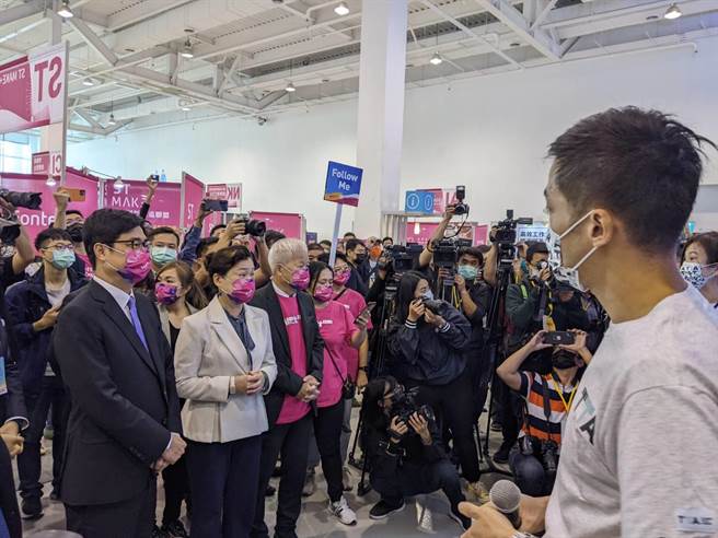 经济部长王美花（左二）10日到高雄出席「新创大南方」开展。（曹明正摄）