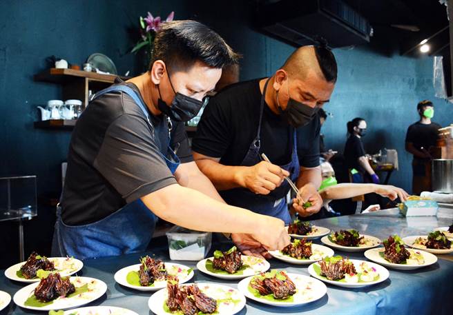 名厨ALEX团队专心为长荣百合国小学童准备法式料理。（林和生摄）