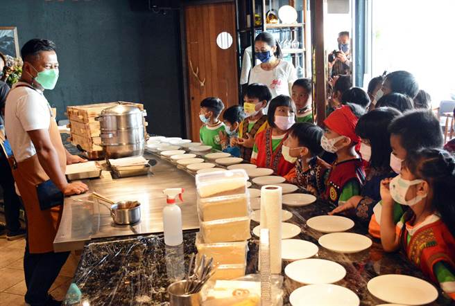 名厨ALEX（左）透过料理告诉学童，实践梦想不一定要在都市，只要有心、部落也行。（林和生摄）