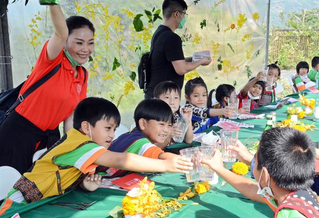 不少首次品尝法式料理的学童，难掩兴奋情绪、开心举杯。（林和生摄）