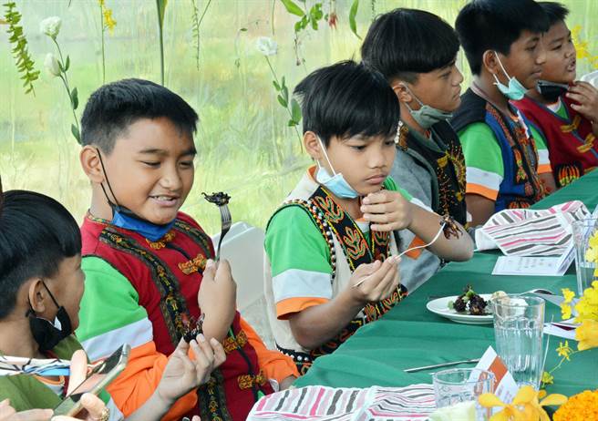 不少首次品尝法式料理的学童，仔细端详食材后才满足入口。（林和生摄）