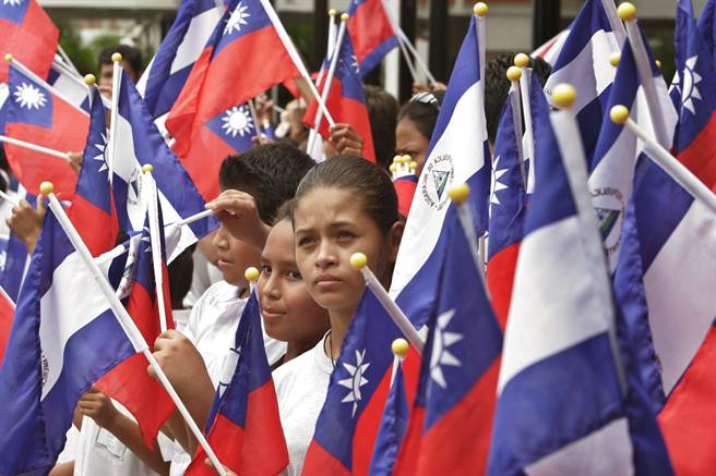 圖為手持中華民國國旗的尼加拉瓜學生。（圖／美聯社）