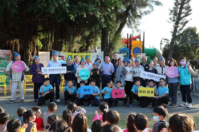 嘉義縣東石鄉蔦松社區阿公阿嬤與港墘國小同學合作，一起演出自創戲劇《風吹樹下咱的故事》。（張亦惠攝）