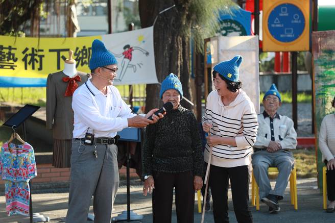 101歲的許吳笑阿嬤（中）從頭到尾參加課程不缺席，盡心盡力演出，讓人敬佩。（張亦惠攝）