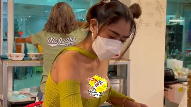 泰國一對好姐妹開了一間小吃攤，並且因為清涼打扮成功打響名號。（圖／翻攝自《Sanook》）