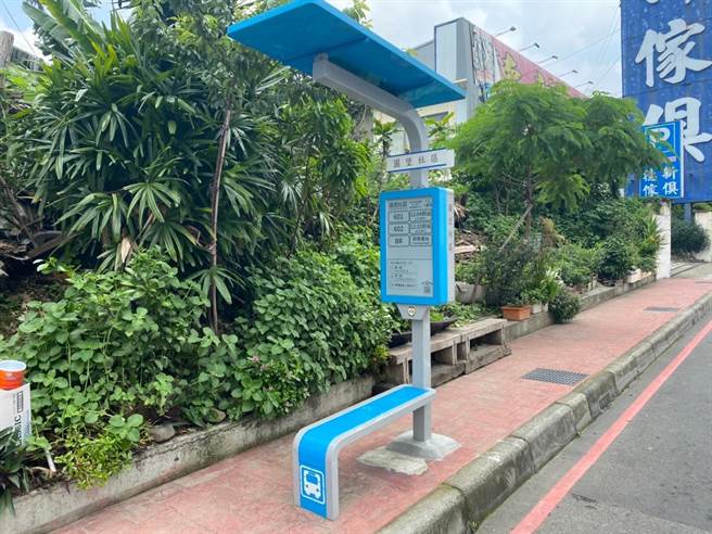 桃園市政府交通局選於龜山區福慧寺站牌（往迴龍方向），設置「長頸鹿型式」電子紙站牌。（桃園市政府交通局提供／陳夢茹桃園傳真）