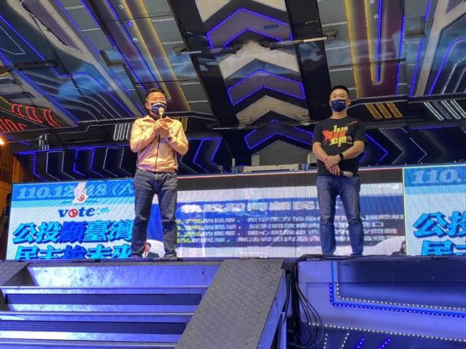 国民党10日晚上在台中乐成宫举办「公投顾台湾、民主拚未来」台中开讲，投入中二选区立委补选候选人顏宽恒率先上台宣讲。（冯惠宜摄）