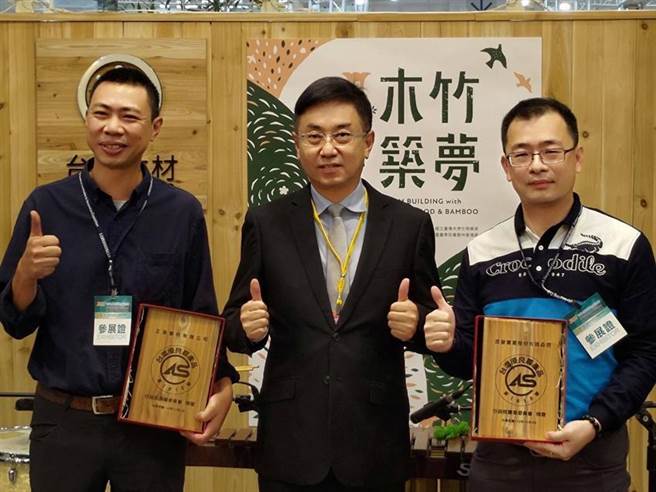 CAS木制材品厂商授证仪式。图为正昌制材梁国兴(左)、林务局长林华庆(中)、昆晋实业庄哲森。图／台湾优良农产品发展协会