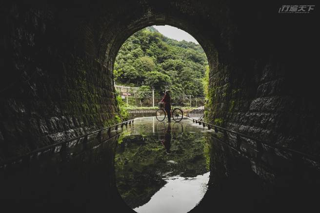 骑过三貂岭隧道、三爪子隧道后出口是藉由巧妙设计出现的洞口镜面倒影。(图/行遍天下)
