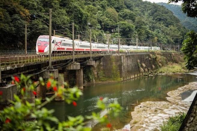 到三貂岭小镇后能在溪水与山峦间看火车穿梭。(图/行遍天下)