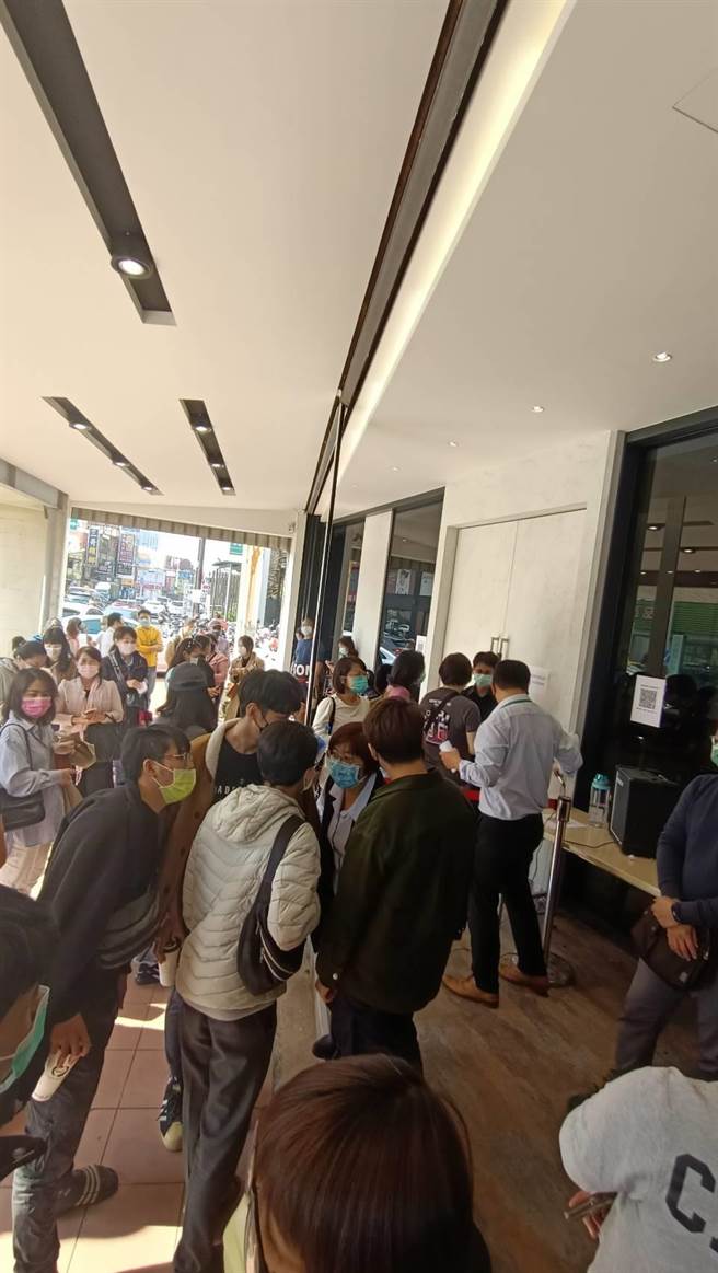 台南仁德區某新建案8日開賣，接待中心湧現人潮搶買房。（本報資料照片）