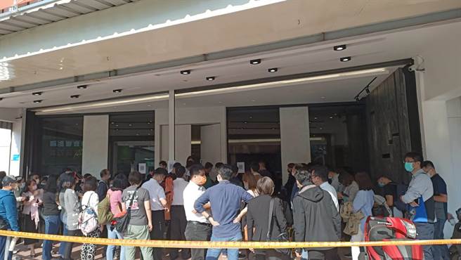 台南仁德區某新建案8日開賣，接待中心湧現人潮搶買房。（本報資料照片）