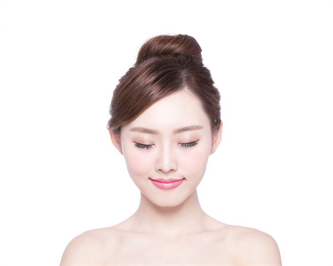 仰月口的特徵是嘴巴如上弦月般弯曲向上，嘴角与脸颊交界处稍微往下走。（示意图／shutterstock）